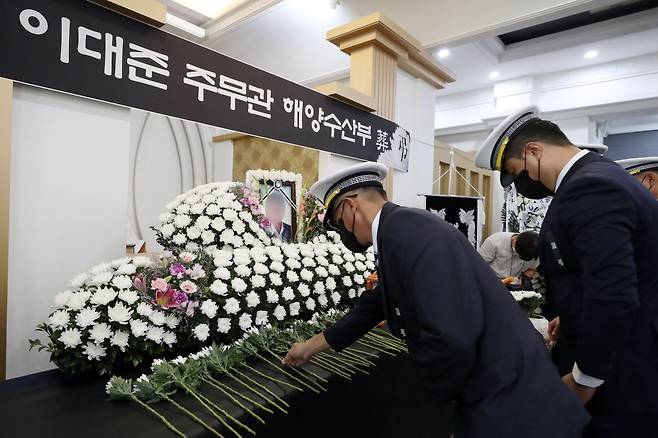 22일 오전 전남 목포 한 장례식장에서 북한군에 피격돼 사망한 해양수산부 고 이대준 주무관의 영결식이 엄수되고 있다./뉴스1