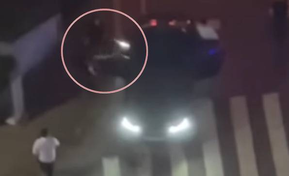 지난달 15일 0시 20분쯤 용산구 문배동 한 아파트 단지 근처에서 20대 남성 A씨가 다른 남성 4명에 의해 차량에 납치되고 있는 모습. /YTN