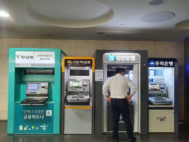 서울 시내 시중은행 ATM기기의 모습. /정민하 기자