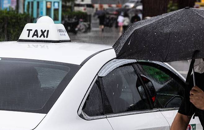 5일 오후 서울 중구 서울역 택시승강장에서 한 시민이 택시에 타고 있다. ⓒ연합뉴스
