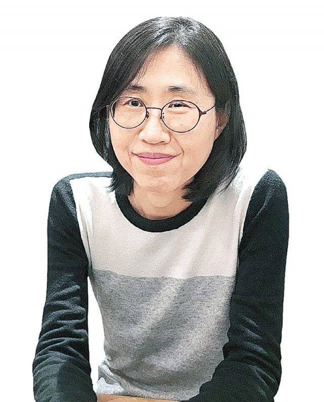 시집 ‘나는 오래된 거리처럼 너를 사랑하고’를 펴낸 진은영 시인은 “사랑을 하는 순간엔 누구나 자신을 바꾸려고 몸과 마음을 연다. 동시에 사랑을 하는 이들은 늘 실패하는 어설픈 견습공이자 습작생”이라고 말했다. ⓒ손엔 제공