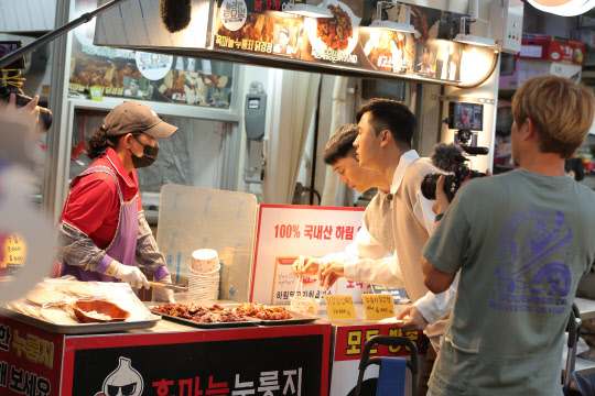 신협 전통시장 홍보영상 촬영 중 개그맨 이상호와 이상민이 대전중앙시장 상인과 대화를 나누고 있다.