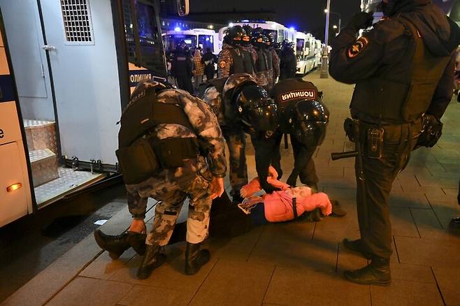 러시아 경찰이 21일 저녁 모스크바에서 동원령 반대 시위 참여자를 제압해 끌고가려 하고 있다. 모스크바/AP 연합뉴스
