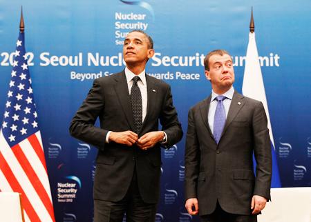 2012년 3월 26일 서울에서 열린 핵안보정상회의에 참석한 버락 오바마(왼쪽) 당시 미국 대통령과 드미트리 메드베데프 러시아 대통령. AP 연합뉴스 자료사진