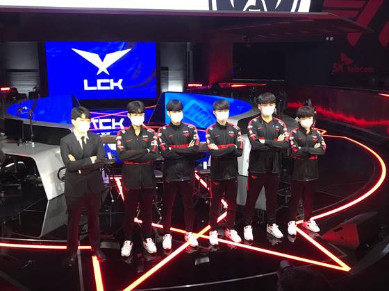 T1 선수단이 22일 서울 중구 그랑서울에서 열린 롤드컵 출정식에서 발언하고 있다. IS포토