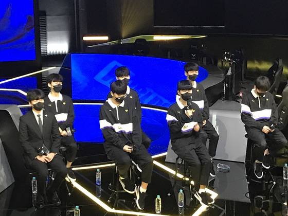 젠지 선수단이 22일 서울 중구 그랑서울에서 열린 롤드컵 출정식에서 포부를 밝히고 있다. IS포토