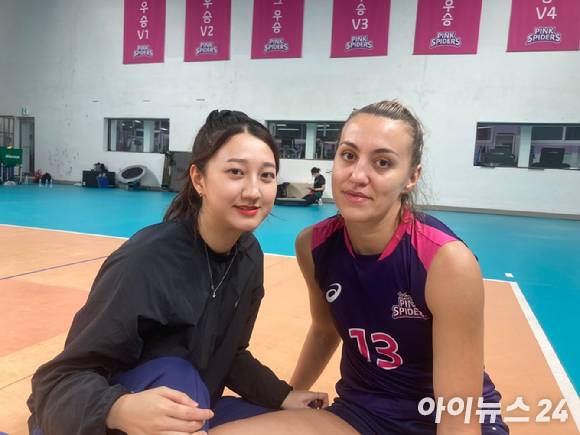 흥국생명 옐레나(오른쪽)가 지난 21일 열린 JT 마블러스와 평가전을 마친 뒤 김태희 흥국생명 통역과 함께 포즈를 취했다. [사진=류한준 기자]