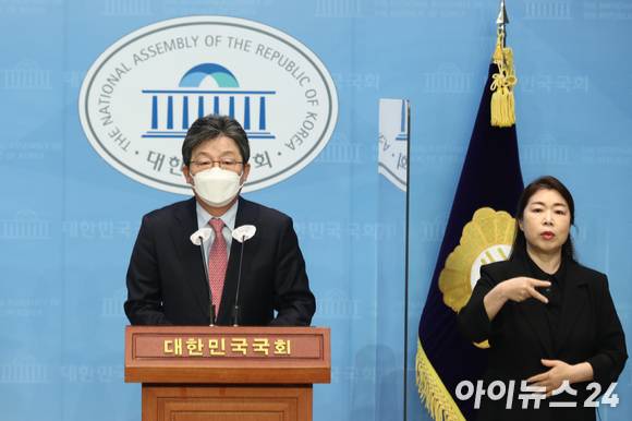 국민의힘 경기도지사 선거에 출마한 유승민 전 의원이 지난 4월19일 오전 국회 소통관에서 기자회견을 열고 지지를 호소하고 있다. [사진=김성진 기자]