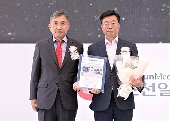 신상진 성남시장(오른쪽)이 22일 오전 롯데월드타워에서 열린 조선일보가 선정한 ‘아이가 행복입니다' 어워즈에서 ‘출산·보육 정책’ 부문 대상을 수상하고 있다. [사진=성남시청]