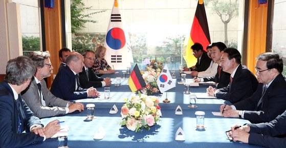 윤석열 대통령과 올라프 숄츠 독일 총리가 21일(현지시간) 미국 뉴욕 주유엔 한국대표부에서 한독 정상회담을 하고 있다. 연합뉴스