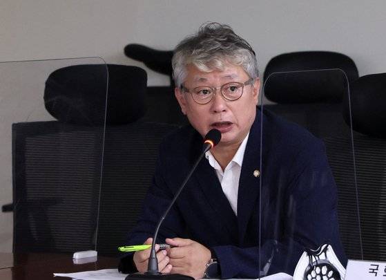 조응천 더불어민주당 의원이 지난 7월 26일 국회에서 열린 '민주당 반성과 혁신 연속토론회'에 참석, '민주당 집권 5년 반성과 교훈'이라는 주제로 발제하고 있다. 김상선 기자