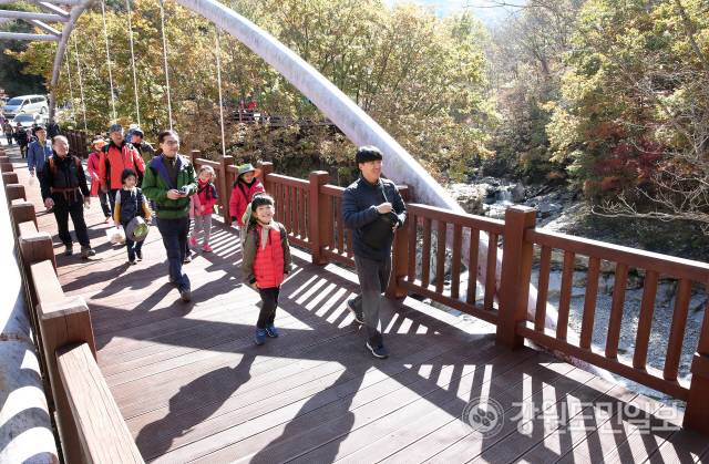 ▲ ‘금강산 가는 옛길 걷기대회’가 10월 6일 양구 두타연 일원에서 열린다. 사진은 2018년 걷기대회 모습.