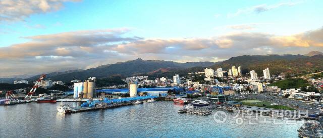 ▲ 국방과학연구소 해양무기체계 동해 연구시설 건립문제와 관련, 국과연이 지난 15일 삼척해양연구센터에서 해양무인체계 기술세미나를 연데 이어 이달말 주민설명회를 갖고 주민들과 대화를 가질 예정이다. 사진은 현재 묵호항 전경.