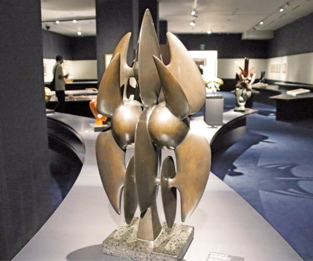 문신이 만든 청동 조각 작품 ‘우주를 향하여 3’ (1989). 모서리가 뾰족한 날개를 단 두 개의 구가 상승하는 형태를 통해 ‘비상(飛上)’을 표현했다.