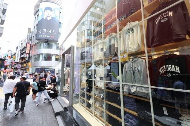 서울 명동 시내의 한 매장 앞. /연합뉴스