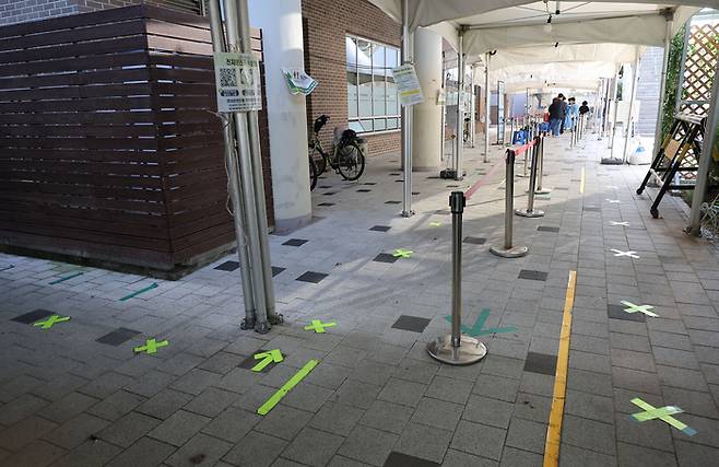 22일 오전 서울 마포구보건소 코로나19 선별진료소가 한산하다. 이날 코로나19 국내 신규 확진자 수는 3만3009명으로 완연한 감소세를 보였다. 연합뉴스