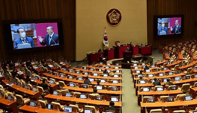 “국민들이 쪽팔려요” 김원이 더불어민주당 의원(전광판 오른쪽)이 22일 국회 본회의장에서 열린 교육·사회·문화 분야 대정부질문에서 한덕수 국무총리에게 질의하고 있다. 국회사진기자단