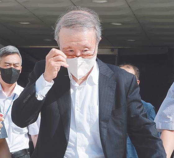 Hong Won-sik, chairman of Namyang Dairy Products, walks out of the Seoul Central District Court on Thursday. [NEWS1]