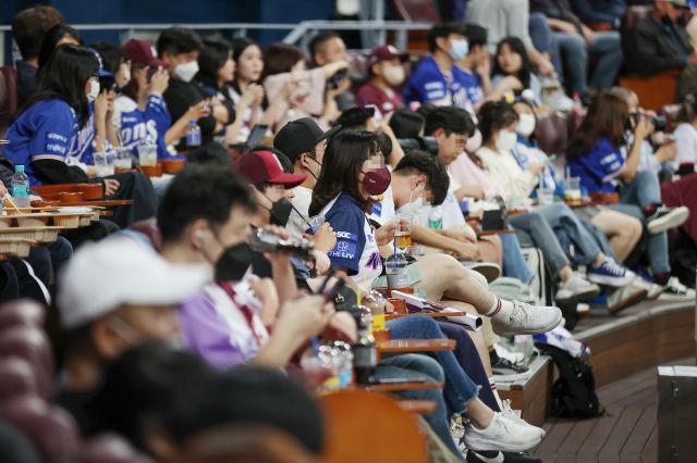 지난 20일 오후 서울 고척스카이돔에서 시민들이 마스크를 쓴 채 야구를 관람하는 모습. 연합뉴스