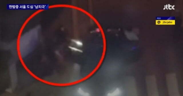지난달 15일 서울 용산구 아파트 단지 근처에서 한밤중 20대 남성이 차로 납치됐다가 탈출하는 사건이 발생했다. JTBC 방송 화면 캡쳐