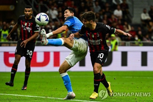 (밀란 AFP=연합뉴스) 이탈리아 프로축구 세리에A 나폴리 수비수 김민재(가운데)가 지난 18일(현지시간) 밀라노에서 열린 2022-2023 시즌 7라운드 AC 밀란과의 경기에 선발 출전해 AC 밀란의 브라힘 디아스(오른쪽)와 볼을 다투고 있다. 나폴리는 AC 밀란에 2-1로 승리했다.