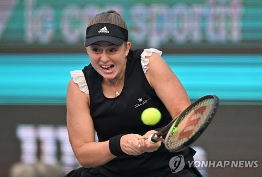 2회전 치르는 오스타펜코[AFP=연합뉴스]