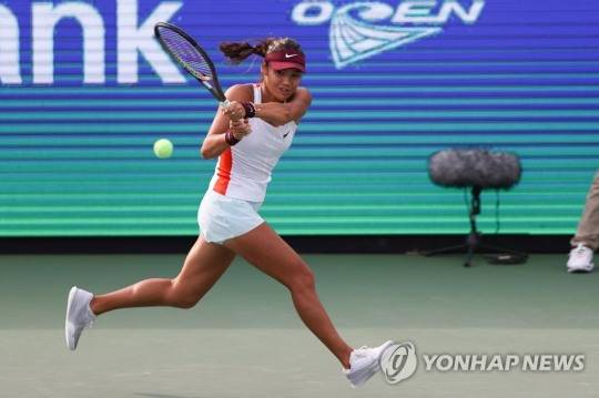 22일 서울 송파구 올림픽공원 테니스경기장에서 열린 여자프로테니스(WTA) 투어 하나은행 코리아오픈 단식 16강전 야니나 위크마이어(460위·벨기에)와 에마 라두카누(77위·영국)의 경기. 라두카누가 좌측면으로 오는 공을 받아내고 있다. [연합뉴스]