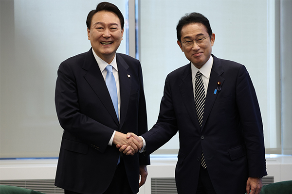 (From left) South Korean President Yoon Suk-yeol and Japanese Prime Minister Fumio Kishida [Photo by Yonhap]