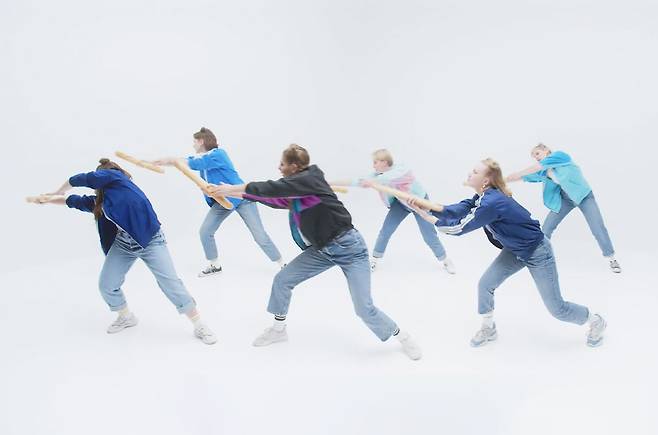 올해 '댄스 유어 피에이치디(Dance Your Ph.D)' 최종 우승자인 포빌라스 시모니스 리투아니아 물리과학기술센터(FTMC) 연구원의 출품작 한 장면. 이들은 펄스 전기장이 처리된 효모의 반응을 조사한 연구를 춤으로 표현했다. [사진 출처 = 유튜브]