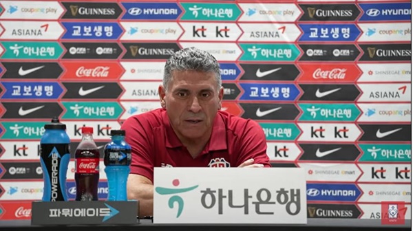 코스타리카 루이스 페르난도 수아레즈 감독이 23일 열리는 한국과 경기 전 기자회견을 가지고 있다. 사진=대한축구협회 유튜브 캡처