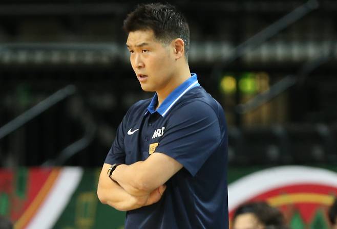 KBL 창원LG가 3년 만에 국내 선수 신인 드래프트 1순위 지명권을 얻었다. 이에 조상현 감독은 지명권을 신중하게 사용할 것이라고 말했다. 사진은 지난해 열린 2020 도쿄올림픽에서 한국 농구대표팀 감독을 맡은 조 감독의 모습. /사진=뉴스1(대한민국농구협회 제공)