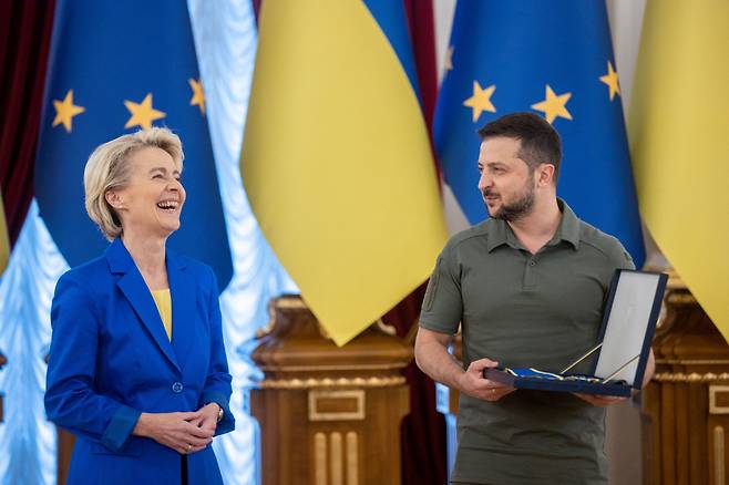 볼로디미르 젤렌스키 우크라이나 대통령(오른쪽)이 지난 15일(현지시간) 수도 키이우를 방문한 우르줄라 폰데어라이엔 유럽연합(EU) 집행위원장에게 야로슬라프 1등급 훈장을 수여하고 있다. 이 훈장은 우크라이나 국가 재건이나 대외 위신 향상에 공이 큰 인물에게 수여된다. [연합]
