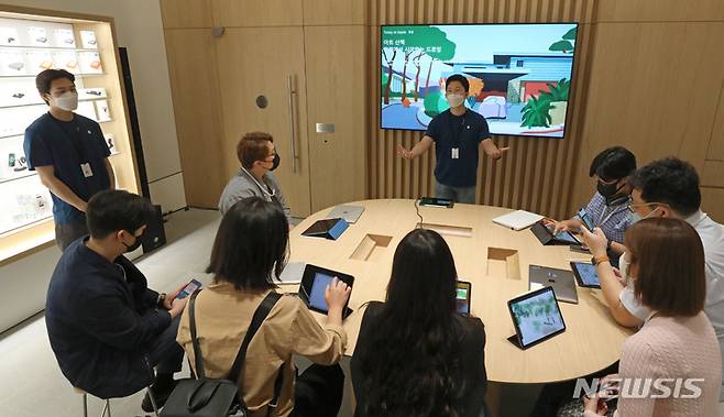 [서울=뉴시스] 김금보 기자 = 22일 오전 서울 송파구 애플스토어 잠실점에서 열린 미디어프리뷰행사에서 '투데이 앳 애플' 아트 산책 세션이 진행되고 있다. 실제 투데이 앳 애플 클래스는 애플 잠실 인근 석촌호수에서 진행된다. 오는 24일 롯데월드몰 1층에 정식 개점하는 애플스토어 잠실점은 지난 4월 문을 연 명동점에 이은 국내 4호점이다. 2022.09.22. kgb@newsis.com