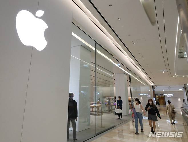 [서울=뉴시스] 김금보 기자 = 22일 오전 서울 송파구 애플스토어 잠실점에서 미디어프리뷰행사가 진행되고 있다. 오는 24일 롯데월드몰 1층에 정식 개점하는 애플스토어 잠실점은 지난 4월 문을 연 명동점에 이은 국내 4호점이다. 2022.09.22. kgb@newsis.com