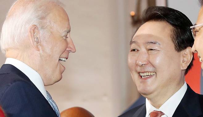 [뉴욕=뉴시스] 홍효식 기자 = 윤석열 대통령이 지난 21일(현지시간) 뉴욕 한 빌딩에서 열린 글로벌펀드 제7차 재정공약회의를 마친 후 조 바이든 미국 대통령과 대화하고 있다. 2022.09.22. yesphoto@newsis.com