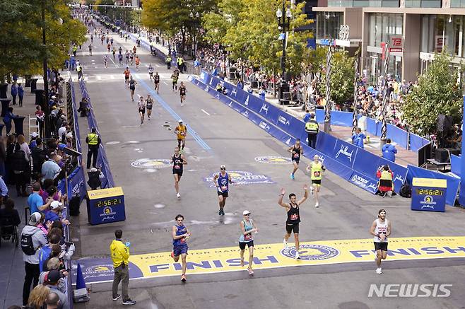 [AP/뉴시스]보스턴 마라톤대회의 피니시 라인을 통과하는 선수들