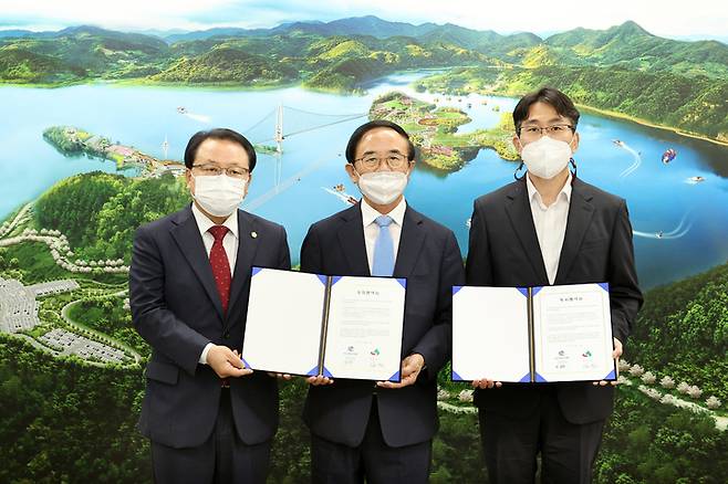 지난 21일 임실군 오수 제2농공단지의 제1호 입주기업으로 ㈜뉴트라코어가 투자를 결정해 임실군과 뉴트라코어의 40억원 규모 투자 및 분양 계약이 체결됐다. 계약 체결 후 심민 군수(가운데)와 이성재 군의장(왼쪽), 최범락 뉴트라코어 대표(오른쪽)가 기념사진을 찍고 있다. *재판매 및 DB 금지