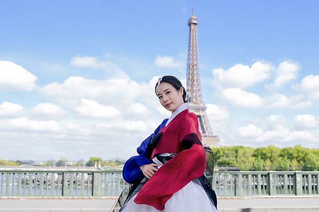 [서울=뉴시스] 김근수 기자 = 대한민국 한복모델 선발대회 조직위원회는 ‘2022 프랑스-대한민국 한복모델 선발대회’의 ‘진, 선, 미’ 프랑스 한복모델과 대한민국 ‘진, 선, 미’ 한복모델이 프랑스 파리에서 해외 화보촬영을 진행했다고 밝혔다. 사진은 2022 대한민국 한복모델 선발대회에서 미 수상한 김민주. (사진 = 대한민국 한복모델 선발대회 조직위원회 제공) 2022.09.22. photo@newsis.com *재판매 및 DB 금지