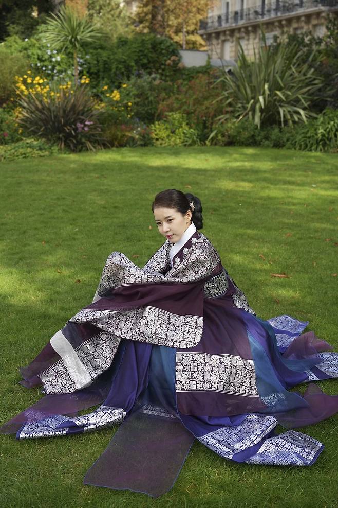 [서울=뉴시스] 김근수 기자 = 대한민국 한복모델 선발대회 조직위원회는 ‘2022 프랑스-대한민국 한복모델 선발대회’의 ‘진, 선, 미’ 프랑스 한복모델과 대한민국 ‘진, 선, 미’ 한복모델이 프랑스 파리에서 해외 화보촬영을 진행했다고 밝혔다. 사진은 2022 대한민국 한복모델 선발대회에서 선 수상한 조수민. (사진 = 대한민국 한복모델 선발대회 조직위원회 제공) 2022.09.22. photo@newsis.com *재판매 및 DB 금지