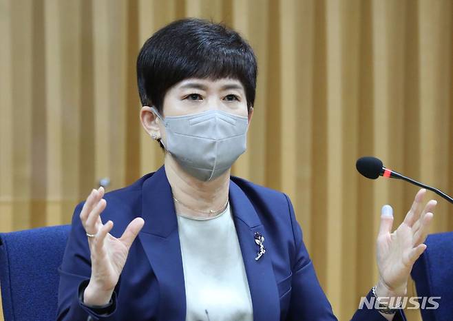 [서울=뉴시스] 조수정 기자 = 공군 성폭력 피해자 고(故) 이예람 중사 특검팀 안미영 특별검사가 지난 13일 오후 서울 서초동 서울지방변호사회관에서 출범 후 100일간의 수사결과를 발표하고 있다. 2022.09.13. chocrystal@newsis.com