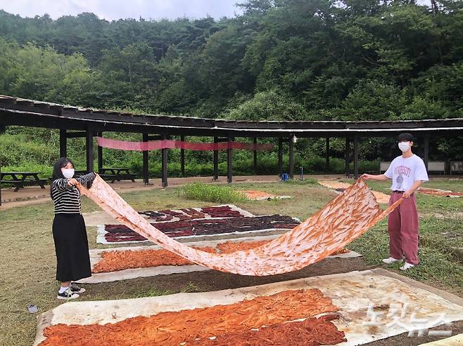 전남 보성 소재 천연염색공예관에서 특화형 살아보기 사업에 참여한 정동건씨와 김민영씨. 천연염료로 물들인 원단을 들어보이고 있다. 이은지 기자