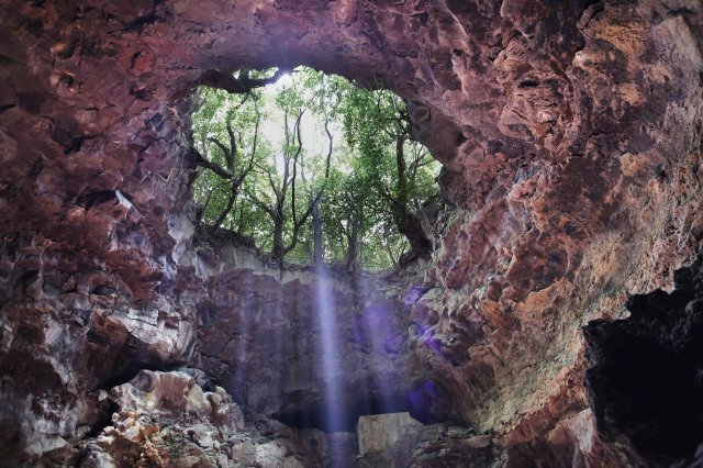 ▲제주 만장굴 용암동굴: Daylight enters the entrance #3 of the closed section of the Manjanggul Lava Tube. At 8.928km long, the Manjanggul cave is one of the coolest places on Jeju island. Photo @ Hyungwon Kang