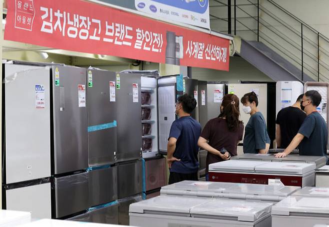 지난 18일 경기 파주 올랜드아울렛을 찾은 고객들이 리퍼브 가전제품을 살펴보고 있다.&nbsp;파주=이재문 기자