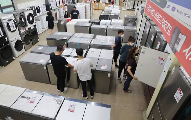 지난 18일 경기 파주 올랜드아울렛을 찾은 고객들이 리퍼브 가전제품을 살펴보고 있다.&nbsp;파주=이재문 기자