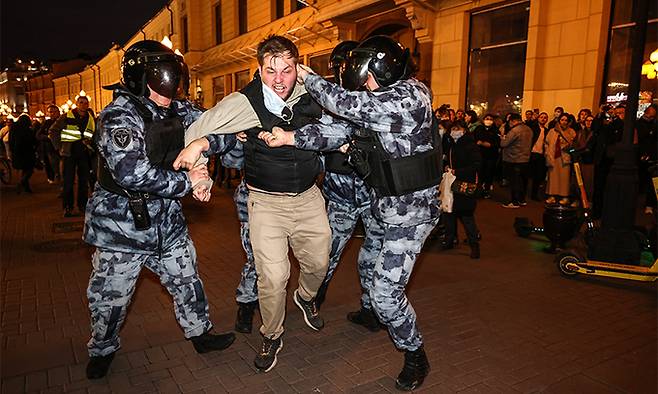 블라디미르 푸틴 러시아 대통령이 군 동원령을 발령한 21일(현지시간) 수도 모스크바에서 열린 항의 시위 중 한 시민이 경찰관에게 붙잡혀 끌려가면서 격렬하게 소리치고 있다. 모스크바=타스연합뉴스