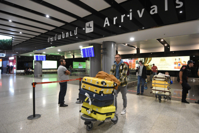 21일(현지시간) 아르메니아 수도 예레반의 즈바르츠노츠 공항에 도착한 러시아인들. AFP연합뉴스