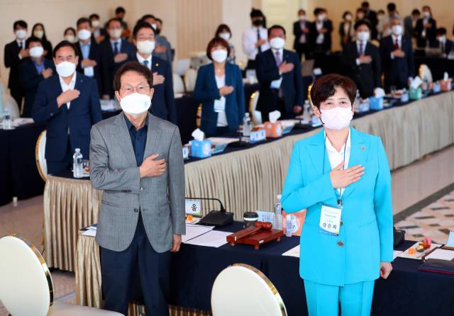 전국 시도교육감들이 22일 오후 대구 수성 스퀘어에서 열린 제86회 전국 시·도 교육감 협의회 총회에서 국기에 경례하고 있다. 연합뉴스