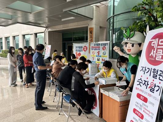 9월20일 청도군보건소는 민원인들에게 심뇌혈관질환 예방관리 중요성을 홍보하고 있다. ⓒ청도군