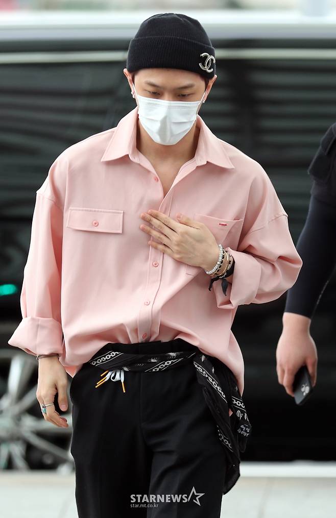 아이콘 김동혁 '핑크셔츠로 느낌있게'[★포토]