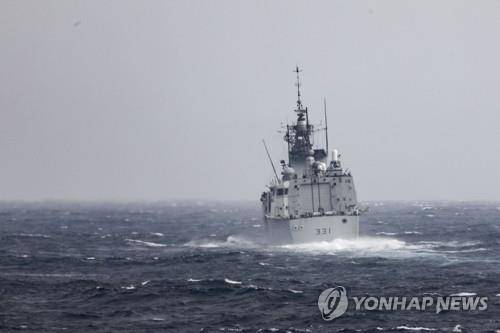 대만해협 나란히 통과하는 미·캐나다 해군 함정    (대만해협 AP=연합뉴스) 캐나다 해군 소속의 호위함 밴쿠버(HMCS Vancouver)가 20일 미국 해군 소속 유도미사일 구축함 히긴스(USS Higgins)와 함께 대만해협을 통과하고 있다. [미 해군 제공] 2022.09.21
    jsmoon@yna.co.kr